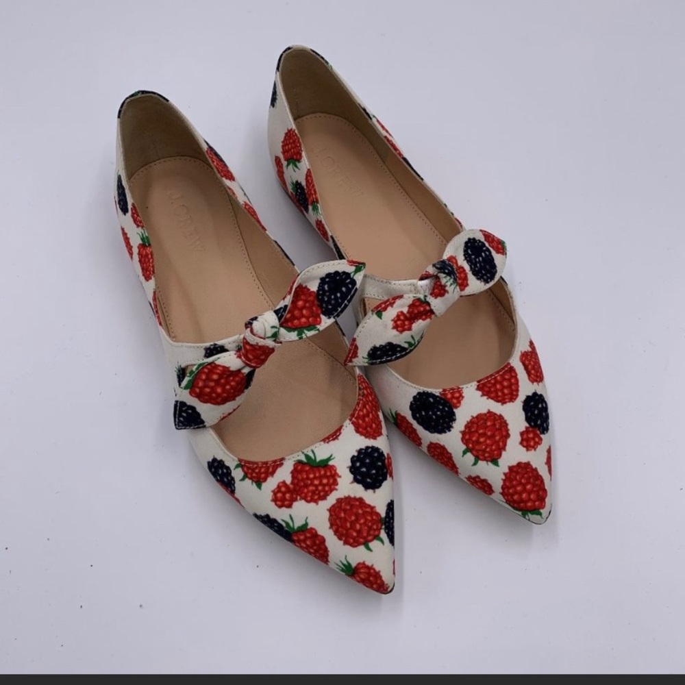 Looking for this shoes size 6
